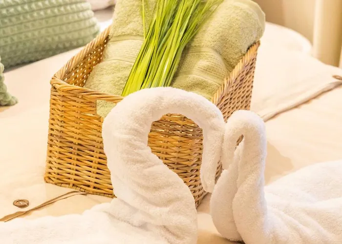 Aparthotel Cozy 2br Free Parking, Free Pool & Self Check In