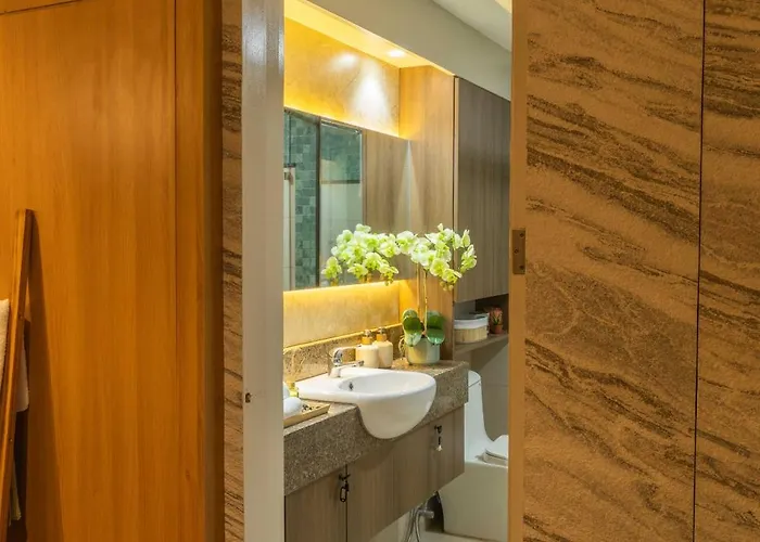 Aparthotel Cozy 2br Free Parking, Free Pool & Self Check In