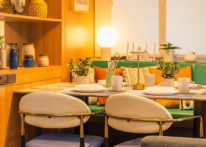 Aparthotel Cozy 2br Free Parking, Free Pool & Self Check In