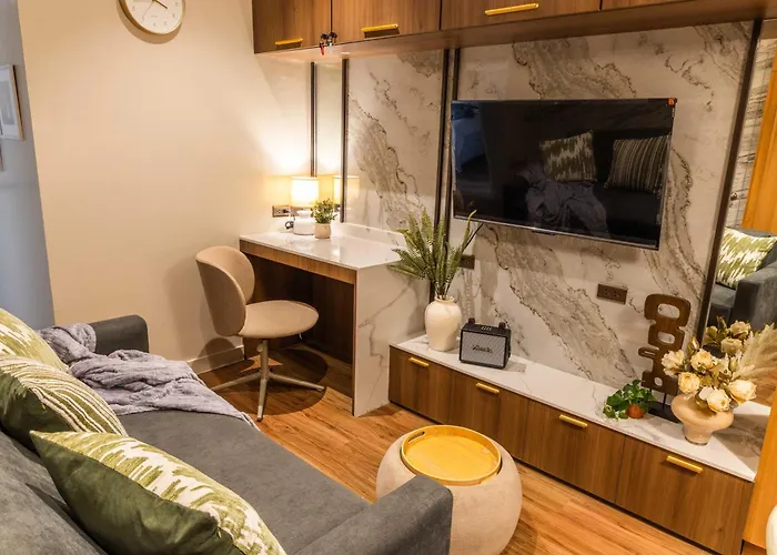 Cozy 2br Free Parking, Free Pool & Self Check In